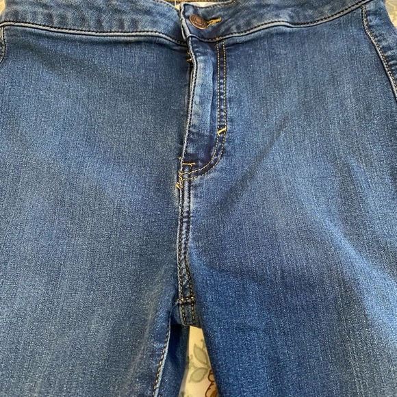 Woman’s We The Free jeans. Size 28 - Picture 4 of 7